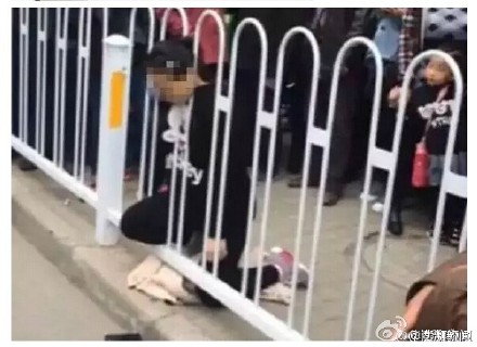 A pregnant woman who died after getting her neck caught in a roadside guardrail in Mizhi County, Shaanxi Province. (Photo/Sina Weibo) A pregnant woman who died after getting her neck caught in a roadside guardrail in Mizhi County, Shaanxi Province. (Photo/Sina Weibo)