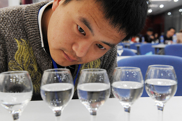 A man examines baijiu during a liquor-tasting contest in Bozhou, Anhui province. (Photo/China Daily) A man examines baijiu during a liquor-tasting contest in Bozhou, Anhui province. (Photo/China Daily)