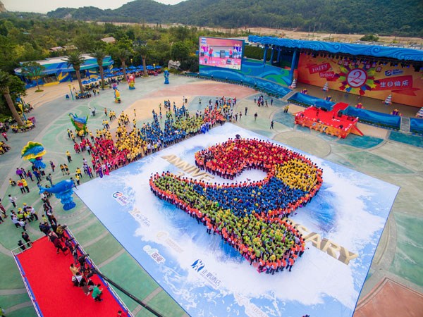 People create the number 2 in honor of the second anniversary of the Zhuhai Chimelong International Ocean Tourist Resort in Zhuhai, Guangdong province, on March 29, 2016. (Photo provided to chinadaily.com.cn) People create the number 2 in honor of the second anniversary of the Zhuhai Chimelong International Ocean Tourist Resort in Zhuhai, Guangdong province, on March 29, 2016. (Photo provided to chinadaily.com.cn)