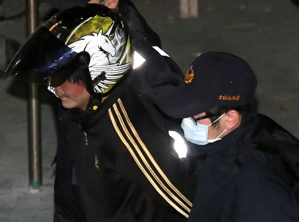 The suspect in a 4-year-old girl's decapitation, Wang Ching-yu (wearing a helmet), is escorted to a detention center in Taipei, Taiwan, on Tuesday.(HUANG SHIQI/CHINA DAILY) The suspect in a 4-year-old girl's decapitation, Wang Ching-yu (wearing a helmet), is escorted to a detention center in Taipei, Taiwan, on Tuesday.(HUANG SHIQI/CHINA DAILY)