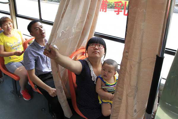 A woman and her son use a special breast-feeding seat on a bus in Zhengzhou, capital of Henan province. The city tested the seats on the No 906 bus and planned to expand the program if the service is well-received. (Photo/China Daily) A woman and her son use a special breast-feeding seat on a bus in Zhengzhou, capital of Henan province. The city tested the seats on the No 906 bus and planned to expand the program if the service is well-received. (Photo/China Daily)