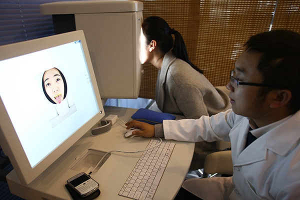 A doctor looks at a patient's face and tongue to make a diagnosis on screen at Wuzhen Internet Hospital's offline hospital. (Photo by Zou Hong/China Daily) A doctor looks at a patient's face and tongue to make a diagnosis on screen at Wuzhen Internet Hospital's offline hospital. (Photo by Zou Hong/China Daily)