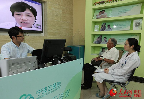 A patient, accompanied by a community doctor, talks with an invited doctor at a online consultation in a community clinic in Ningbo. (Photo/zj.people.cn) A patient, accompanied by a community doctor, talks with an invited doctor at a online consultation in a community clinic in Ningbo. (Photo/zj.people.cn)