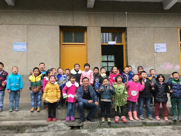 Ge Yike, one of the initiators for the charity project "One School One Dream", with pupils of Shima primary school in Badong county, Central China's Hubei province, Oct 2015. (Photo provided to chinadaily.com.cn) Ge Yike, one of the initiators for the charity project "One School One Dream", with pupils of Shima primary school in Badong county, Central China's Hubei province, Oct 2015. (Photo provided to chinadaily.com.cn)