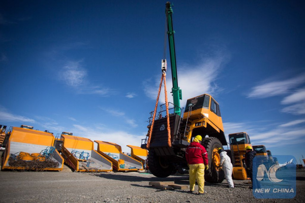 Image taken on Sept. 1, 2015, shows operators placing a wheel in a dumper machine of the Chinese brand Sanyi at "La Enriqueta" camp, pioneer for the construction of the Nestor Kirchner dam, 150km from El Calafate city, Santa Cruz province, 2777km from Buenos Aires city, capital of Argentina. (Xinhua/Martin Zabala) Image taken on Sept. 1, 2015, shows operators placing a wheel in a dumper machine of the Chinese brand Sanyi at "La Enriqueta" camp, pioneer for the construction of the Nestor Kirchner dam, 150km from El Calafate city, Santa Cruz province, 2777km from Buenos Aires city, capital of Argentina. (Xinhua/Martin Zabala)