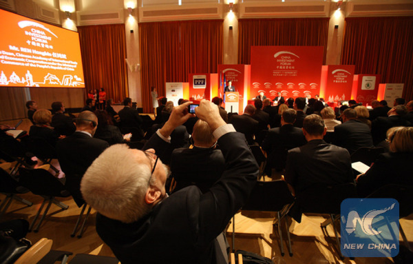 A delegate takes pictures while attending the China Investment Forum, in Prague, capital of the Czech Republic, on Nov. 8, 2011. (Xinhua) A delegate takes pictures while attending the China Investment Forum, in Prague, capital of the Czech Republic, on Nov. 8, 2011. (Xinhua)