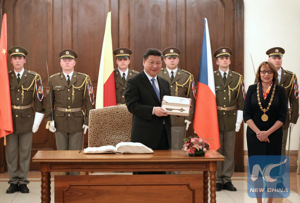 Chinese President Xi Jinping (L, front) receives a key to the city while meeting with Prague Mayor Adriana Krnacova (R, front) in Prague, the Czech Republic, March 29, 2016. (Xinhua/Pang Xinglei) Chinese President Xi Jinping (L, front) receives a key to the city while meeting with Prague Mayor Adriana Krnacova (R, front) in Prague, the Czech Republic, March 29, 2016. (Xinhua/Pang Xinglei)