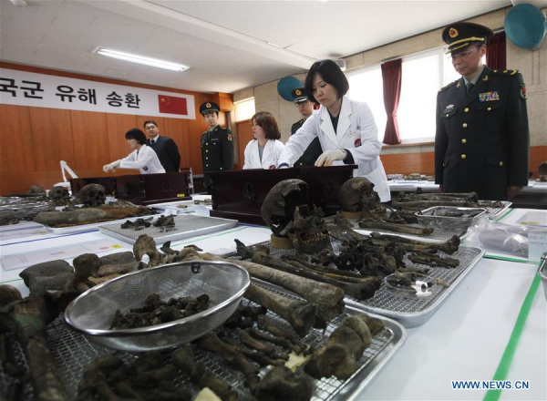 South Korean workers accompanied by Chinese army officers prepare the remains of Chinese soldiers who died in the Korean War in early 1950s, in Paju, South Korea, March 28, 2016. The remains of 36 Chinese soldiers will be flown back to China after a handover ceremony on March 31. (Photo: Xinhua/Yao Qilin) South Korean workers accompanied by Chinese army officers prepare the remains of Chinese soldiers who died in the Korean War in early 1950s, in Paju, South Korea, March 28, 2016. The remains of 36 Chinese soldiers will be flown back to China after a handover ceremony on March 31. (Photo: Xinhua/Yao Qilin)