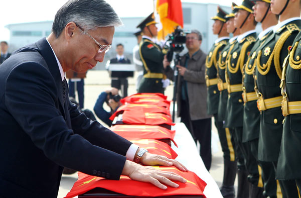 China's Ambassador to South Korea Qiu Guohong attends a memorial service at Incheon airport in South Korea. (Photo/China Daily) China's Ambassador to South Korea Qiu Guohong attends a memorial service at Incheon airport in South Korea. (Photo/China Daily)