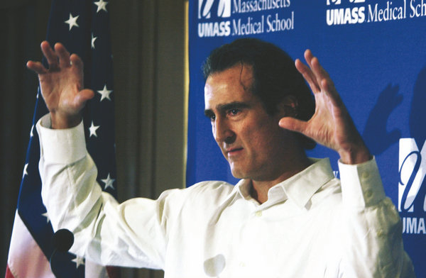 Nobel Prize recipient Craig Mello speaks at a news conference in Boston in 2006. The biologist has worked with Chinese scientists for years.(Photo provided to China Daily) Nobel Prize recipient Craig Mello speaks at a news conference in Boston in 2006. The biologist has worked with Chinese scientists for years.(Photo provided to China Daily)