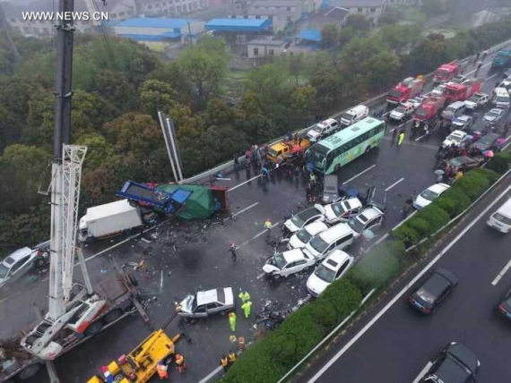 Photo taken on April 2, 2016 shows the accident site where vehicles pile up at the Changzhou section of the highway linking Shanghai and Nanjing, east China's Jiangsu Province. At least two people died and dozens injured in the accident. (Photo/Xinhua) Photo taken on April 2, 2016 shows the accident site where vehicles pile up at the Changzhou section of the highway linking Shanghai and Nanjing, east China's Jiangsu Province. At least two people died and dozens injured in the accident. (Photo/Xinhua)