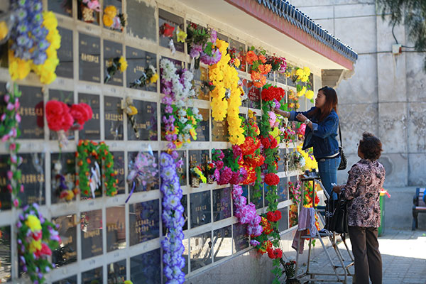 People use fresh flowers to commemorate their deceased family members at Beijing's Babaoshan Cemetry on Sunday, ahead of Tomb Sweeping Day, which falls on Monday. ZOU HONG/CHINA DAILY People use fresh flowers to commemorate their deceased family members at Beijing's Babaoshan Cemetry on Sunday, ahead of Tomb Sweeping Day, which falls on Monday. ZOU HONG/CHINA DAILY