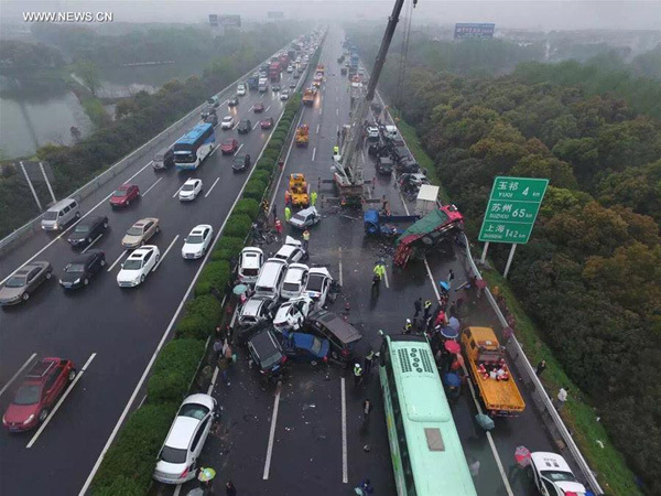 Photo taken on April 2, 2016 shows the accident site where vehicles pile up at the Changzhou section of the highway linking Shanghai and Nanjing, east China's Jiangsu Province. At least two people died and dozens injured in the accident. (Photo/Xinhua) Photo taken on April 2, 2016 shows the accident site where vehicles pile up at the Changzhou section of the highway linking Shanghai and Nanjing, east China's Jiangsu Province. At least two people died and dozens injured in the accident. (Photo/Xinhua)