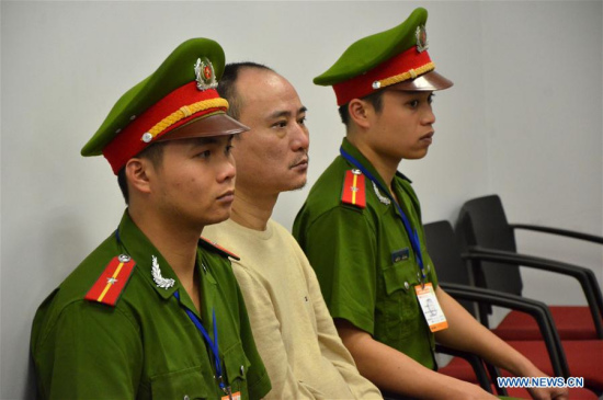 The Chinese suspect Zhou (C) is under the control of Vietnamese policemen at the Noi Bai International Airport in Hanoi, Vietnam, on April 5, 2016. (Photo: Xinhua/Yan Jianhua) The Chinese suspect Zhou (C) is under the control of Vietnamese policemen at the Noi Bai International Airport in Hanoi, Vietnam, on April 5, 2016. (Photo: Xinhua/Yan Jianhua)