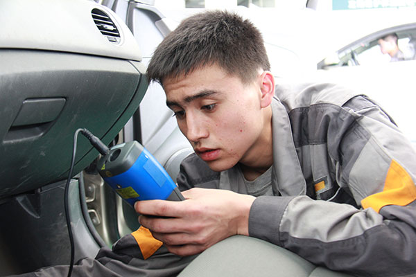 Arfanjan Osmanjan troubleshoots a car's air conditioning unit at Anhui Automobile Industry School. Zhu Lixin / China Daily Arfanjan Osmanjan troubleshoots a car's air conditioning unit at Anhui Automobile Industry School. Zhu Lixin / China Daily
