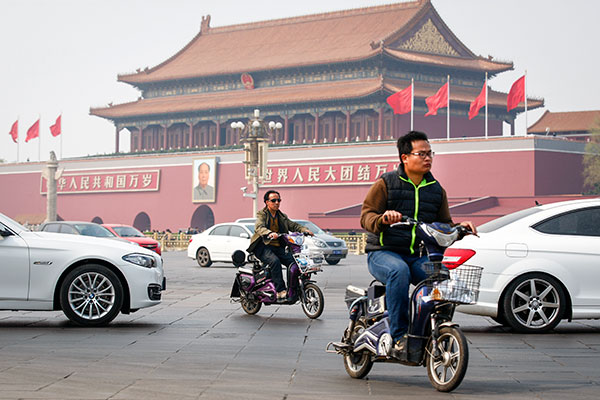 People ride electric bikes on Chang'an Avenue in Beijing on Tuesday. The avenue is one of 10 roads where the bicycles will be banned starting on Monday. Kuang Linhua / China Daily People ride electric bikes on Chang'an Avenue in Beijing on Tuesday. The avenue is one of 10 roads where the bicycles will be banned starting on Monday. Kuang Linhua / China Daily