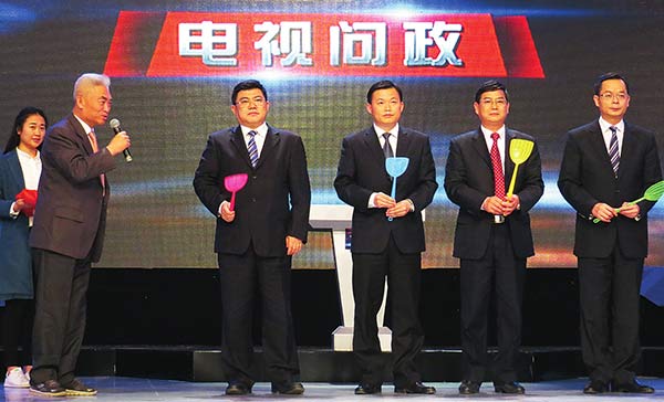 Officials of four counties in the Guangxi Zhuang autonomous region show the fly swatters they received as gifts from the audience during a TV series on March 27. Provided to China Daily Officials of four counties in the Guangxi Zhuang autonomous region show the fly swatters they received as gifts from the audience during a TV series on March 27. Provided to China Daily