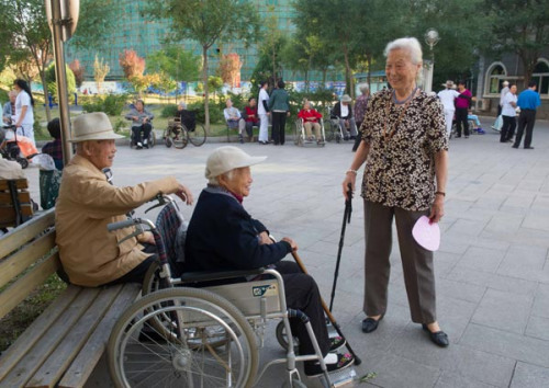 Senior citizens chat at a retirement home in Beijing. (Photo/Xinhua) Senior citizens chat at a retirement home in Beijing. (Photo/Xinhua)