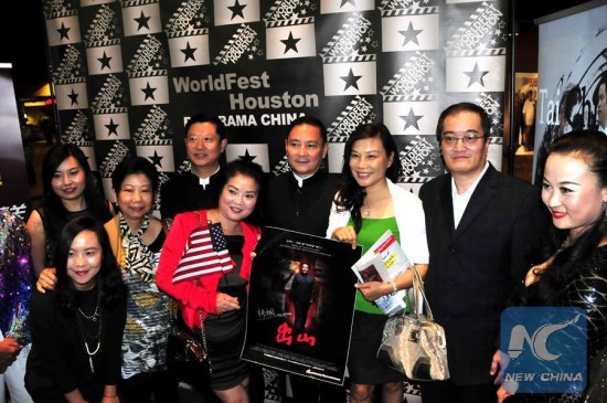Lu Qi (4th from right), lead actor of the Chinese film, titled Compact Density of Stone, poses for a group photo with fans, in Houston, Texas of United Sates, on April 8, 2016. (Photo/Xinhua)