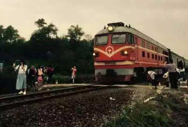 The woman is too focused on taking the selfie to realize how close she is standing to the railway tracks. (Photo from web) The woman is too focused on taking the selfie to realize how close she is standing to the railway tracks. (Photo from web)