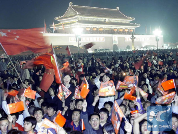 Chinese fans celebrate the Chinese team's qualification for the 2002 World Cup Finals on Oct 7, 2001 in Beijing. It was the only time that China made it to the World Cup. (Photo/Xinhua) Chinese fans celebrate the Chinese team's qualification for the 2002 World Cup Finals on Oct 7, 2001 in Beijing. It was the only time that China made it to the World Cup. (Photo/Xinhua)