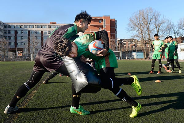 Two university students in Beijing take part in rugby training. WEI XIAOHAO / FOR CHINA DAILY Two university students in Beijing take part in rugby training. WEI XIAOHAO / FOR CHINA DAILY