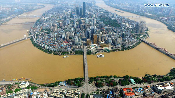 Photo taken on April 11, 2016 shows a bird's eye view of the Liujiang River in Liuzhou, South China's Guangxi Zhuang autonomous region. Continuing heavy rainfall has caused the rise of the river's water level to 79.93 meters on Monday morning, 2.57 meters lower than the warning level. (Photo/Xinhua) Photo taken on April 11, 2016 shows a bird's eye view of the Liujiang River in Liuzhou, South China's Guangxi Zhuang autonomous region. Continuing heavy rainfall has caused the rise of the river's water level to 79.93 meters on Monday morning, 2.57 meters lower than the warning level. (Photo/Xinhua)