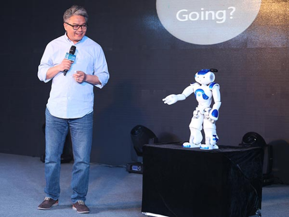 A robot capable of offering investment advice interacts with Teng Fang,the co-founder of InnoTREE, in Beijing, April 12, 2016. (Provided to China Daily) A robot capable of offering investment advice interacts with Teng Fang,the co-founder of InnoTREE, in Beijing, April 12, 2016. (Provided to China Daily)