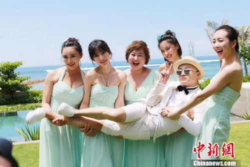Bao Bei'er and the bridesmaids. (Photo/chinanews.com) Bao Bei'er and the bridesmaids. (Photo/chinanews.com)