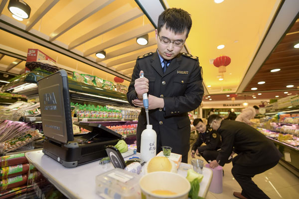 A safety inspector checks food products at a supermarket in Hefei, Anhui province, in February. (Photo/Xinhua) A safety inspector checks food products at a supermarket in Hefei, Anhui province, in February. (Photo/Xinhua)