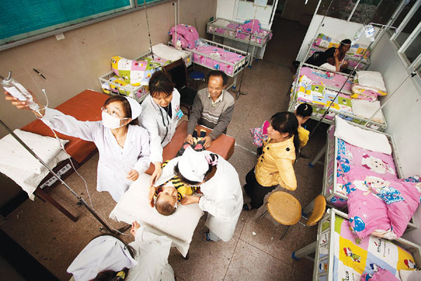 A doctor takes care of a young patient in rural China. China has a goal of providing universal healthcare coverage by 2020. (Photo/Provided to China Daily) A doctor takes care of a young patient in rural China. China has a goal of providing universal healthcare coverage by 2020. (Photo/Provided to China Daily)