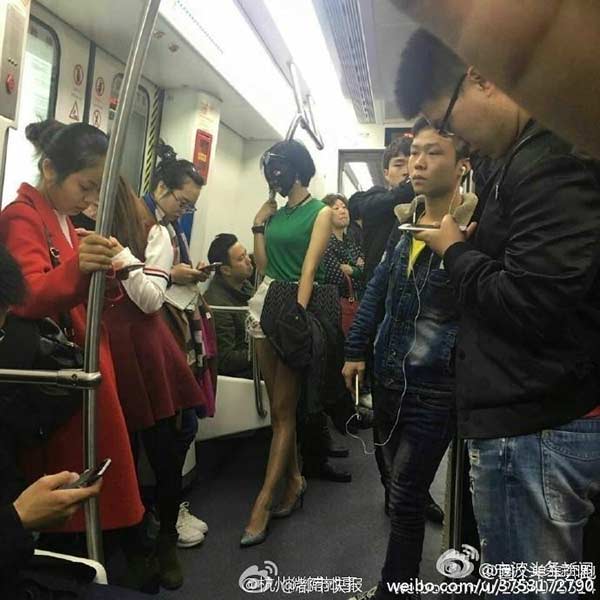 The female rides the subway. (Photo from Weibo) The female rides the subway. (Photo from Weibo)