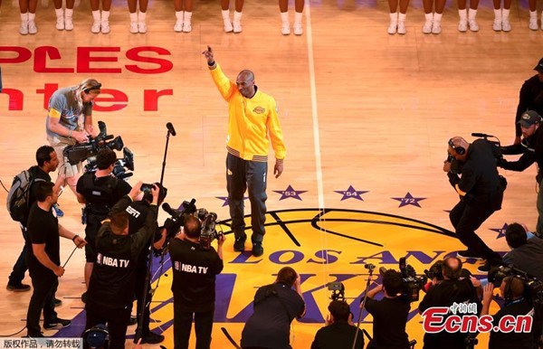 Los Angeles Lakers forward Kobe Bryant waves to the crowd during a ceremony before Bryant's last NBA basketball game, against the Utah Jazz, Wednesday, April 13, 2016, in Los Angeles.(Photo/Agencies) Los Angeles Lakers forward Kobe Bryant waves to the crowd during a ceremony before Bryant's last NBA basketball game, against the Utah Jazz, Wednesday, April 13, 2016, in Los Angeles.(Photo/Agencies)