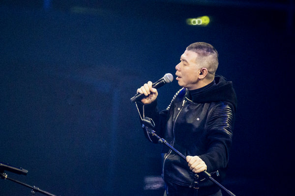 Feng Xiaogang performs at a Beijing concert, themed on the movie Mr Six, in which he plays the lead role. (Photo provided to China Daily) Feng Xiaogang performs at a Beijing concert, themed on the movie Mr Six, in which he plays the lead role. (Photo provided to China Daily)