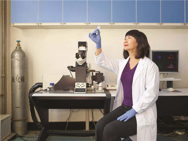 Chen Hualan wins the 2016 L'Oreal-UNESCO for Women in Science International Awards for her research of the bird flu virus. (Photo provided to China Daily) Chen Hualan wins the 2016 L'Oreal-UNESCO for Women in Science International Awards for her research of the bird flu virus. (Photo provided to China Daily)