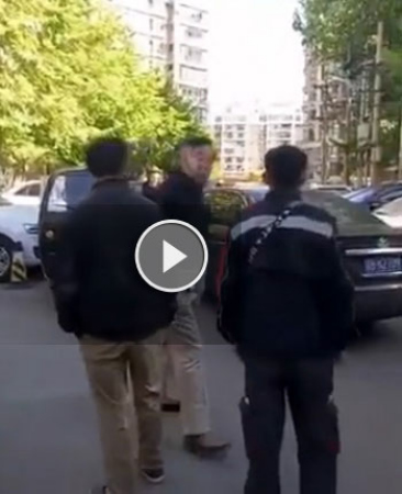 A video grab shows the man slaps the delivreyman. (Photo/Chinadaily.com.cn)
