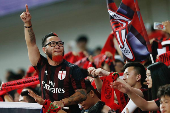 Fans of the AC Milan soccer club at a contest between the team and Real Madrid in Shanghai.(Photo provided to China Daily) Fans of the AC Milan soccer club at a contest between the team and Real Madrid in Shanghai.(Photo provided to China Daily)