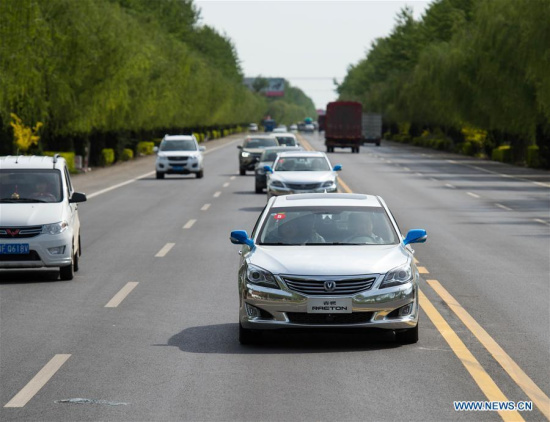Chang'an Automobile's driverless cars run on No. 107 National Highway, April 16, 2016. Two driverless cars produced by Chang'an Automobile in China started a 2,000-km test drive from Chongqing to China's capital Beijing on April 12 and arrived in Beijing on Saturday. (Photo: Xinhua/Liu Chan) Chang'an Automobile's driverless cars run on No. 107 National Highway, April 16, 2016. Two driverless cars produced by Chang'an Automobile in China started a 2,000-km test drive from Chongqing to China's capital Beijing on April 12 and arrived in Beijing on Saturday. (Photo: Xinhua/Liu Chan)