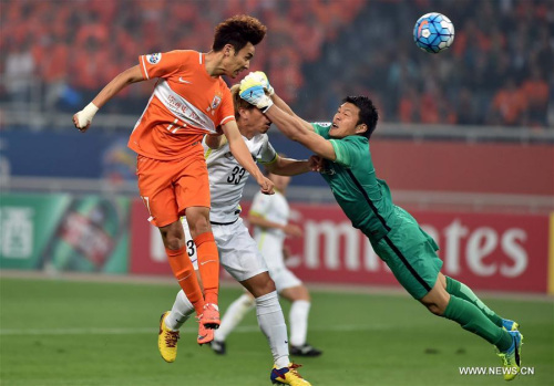 Wu Xinghan (L) of China's Shandong Luneng FC heads for the ball while Hayashi Takuto (R), goalkeeper of Japan's Sanfrecce Hiroshima, saves the ball but hit his teammate Shiotani Tsukasa during their Group H fifth round match at the 2016 AFC Champions League in Jinan, capital of east China's Shandong Province, April 20, 2016. Shandong Luneng FC won the match by 1-0. (Xinhua/Zhu Zheng) Wu Xinghan (L) of China's Shandong Luneng FC heads for the ball while Hayashi Takuto (R), goalkeeper of Japan's Sanfrecce Hiroshima, saves the ball but hit his teammate Shiotani Tsukasa during their Group H fifth round match at the 2016 AFC Champions League in Jinan, capital of east China's Shandong Province, April 20, 2016. Shandong Luneng FC won the match by 1-0. (Xinhua/Zhu Zheng)