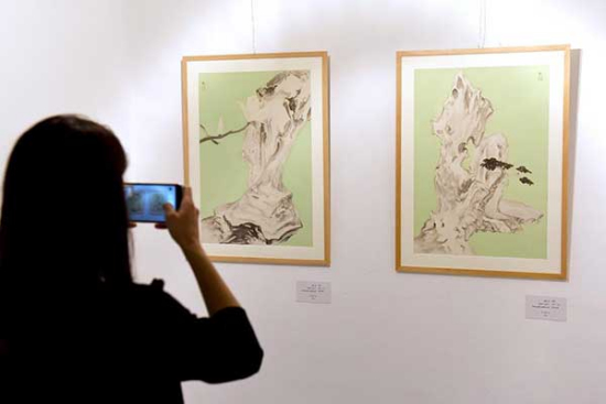 The artists showcased 30 paintings at the Elegance of Ink exhibition, which kicked off at Ahmed Shawki Museum in Cairo on Tuesday and has attracted nearly 100 visitors in its opening ceremony.(Photo/Xinhua) The artists showcased 30 paintings at the Elegance of Ink exhibition, which kicked off at Ahmed Shawki Museum in Cairo on Tuesday and has attracted nearly 100 visitors in its opening ceremony.(Photo/Xinhua)