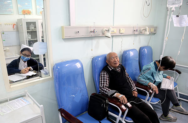 Patients receive treatment at Desheng Community Health Service Center in Beijing on Wednesday. Doctors say more than 90 percent of the patients that regularly use the facility are over 60 years old. Jiang Dong / China Daily Patients receive treatment at Desheng Community Health Service Center in Beijing on Wednesday. Doctors say more than 90 percent of the patients that regularly use the facility are over 60 years old. Jiang Dong / China Daily