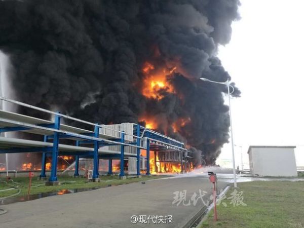 A warehouse storing chemicals and fuel exploded and caught fire in the eastern Chinese city of Jingjiang on Friday, April 22, 2016. (Photo/Sina Weibo) A warehouse storing chemicals and fuel exploded and caught fire in the eastern Chinese city of Jingjiang on Friday, April 22, 2016. (Photo/Sina Weibo)