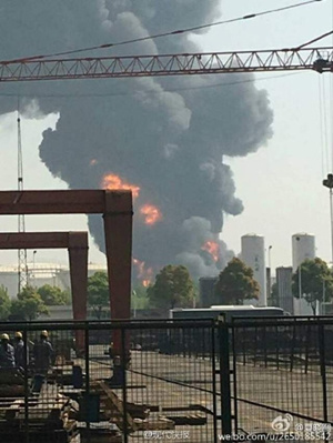 A warehouse storing chemical products explodes and catches fire in east China's Jiangsu Province on Friday morning. (Photo/Xinhua Weibo account) A warehouse storing chemical products explodes and catches fire in east China's Jiangsu Province on Friday morning. (Photo/Xinhua Weibo account)