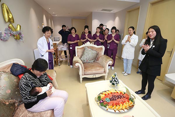 The staff of a high-end maternity hospital in Beijing hold a small party for the mother and her newborn baby.(Provided to China Daily) The staff of a high-end maternity hospital in Beijing hold a small party for the mother and her newborn baby.(Provided to China Daily)