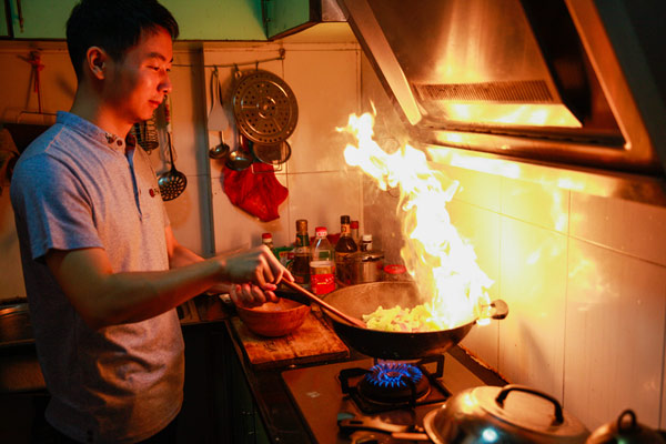 Xiang Dongliang cooks a meal from GM food material at his home in Guangzhou, capital of Guangdong province. Photo by Liu Dongguang/for China Daily Xiang Dongliang cooks a meal from GM food material at his home in Guangzhou, capital of Guangdong province. Photo by Liu Dongguang/for China Daily