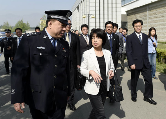 A 10-member Taiwan delegation led by Chen Wen-chi (center) visits on Thursday a house of detention in Beijing where 45 suspects from the island are held. (Photo/Xinhua) A 10-member Taiwan delegation led by Chen Wen-chi (center) visits on Thursday a house of detention in Beijing where 45 suspects from the island are held. (Photo/Xinhua)