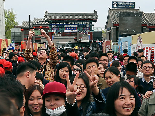 The Nanluoguxiang area of Beijing is crowded during the Tomb Sweeping Day holiday earlier this month. The city's tourism authorities say the number of visitors can hit 100,000 a day during public holidays.(Photo by Yang Dong/China Daily) The Nanluoguxiang area of Beijing is crowded during the Tomb Sweeping Day holiday earlier this month. The city's tourism authorities say the number of visitors can hit 100,000 a day during public holidays.(Photo by Yang Dong/China Daily)