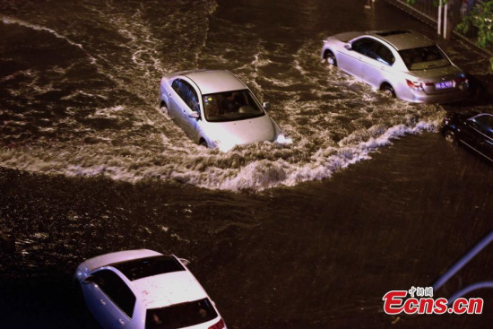A street floods after strong rainfall in Fuzhou City, the capital of East China’s Fujian Province, April 24, 2016. Local residents are having trouble moving around low-lying areas of the city that have been submerged by floodwater. (Photo: China News Service/Wang Dongming) A street floods after strong rainfall in Fuzhou City, the capital of East China’s Fujian Province, April 24, 2016. Local residents are having trouble moving around low-lying areas of the city that have been submerged by floodwater. (Photo: China News Service/Wang Dongming)