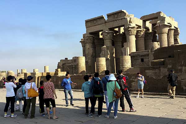 Chinese tourists at Temple of Kom Ombo in Egypt. More than 115,000 Chinese visited the country in 2015.(Photo by Du Du/China Daily) Chinese tourists at Temple of Kom Ombo in Egypt. More than 115,000 Chinese visited the country in 2015.(Photo by Du Du/China Daily)