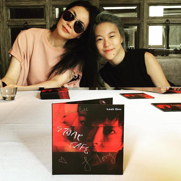 Leah Dou (right) and Faye Wong pose during a fan meeting event to honor the release of Dou's debut album Stone Cafe. (Photo/Facebook of Leah Dou) Leah Dou (right) and Faye Wong pose during a fan meeting event to honor the release of Dou's debut album Stone Cafe. (Photo/Facebook of Leah Dou)